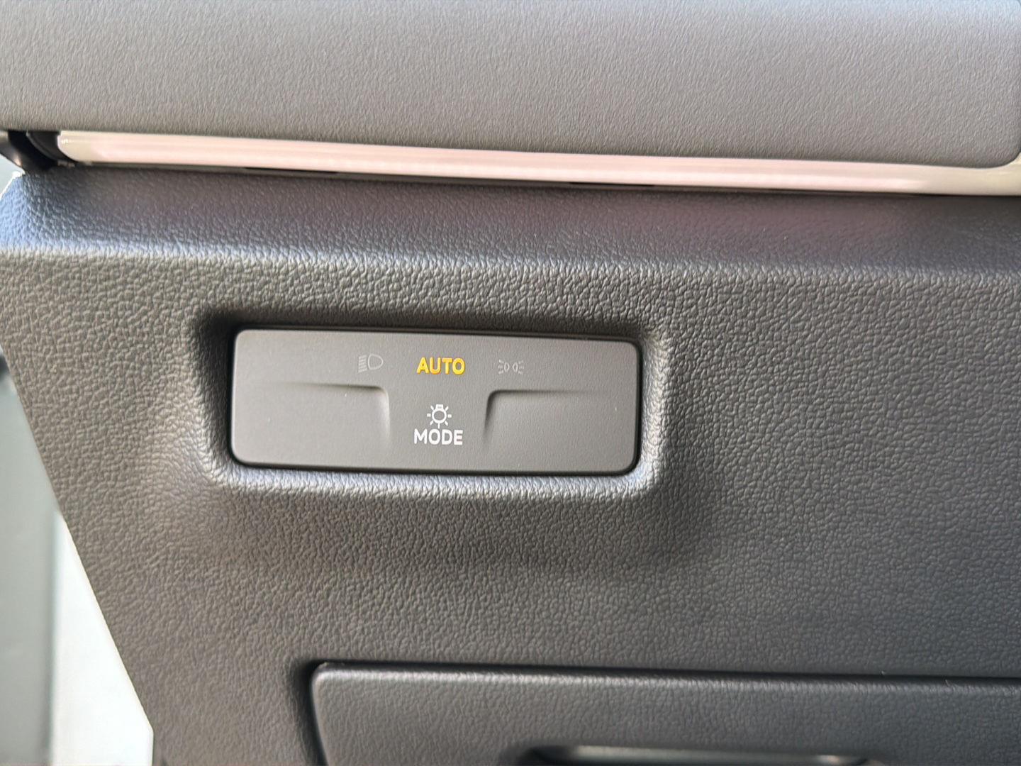 2025 Volkswagen Tiguan SE photo 13