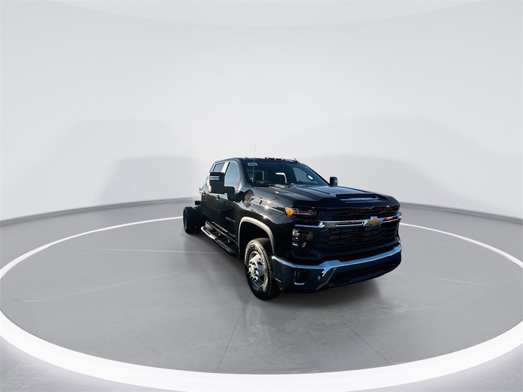 2026 Chevrolet Silverado 3500HD LT photo 2