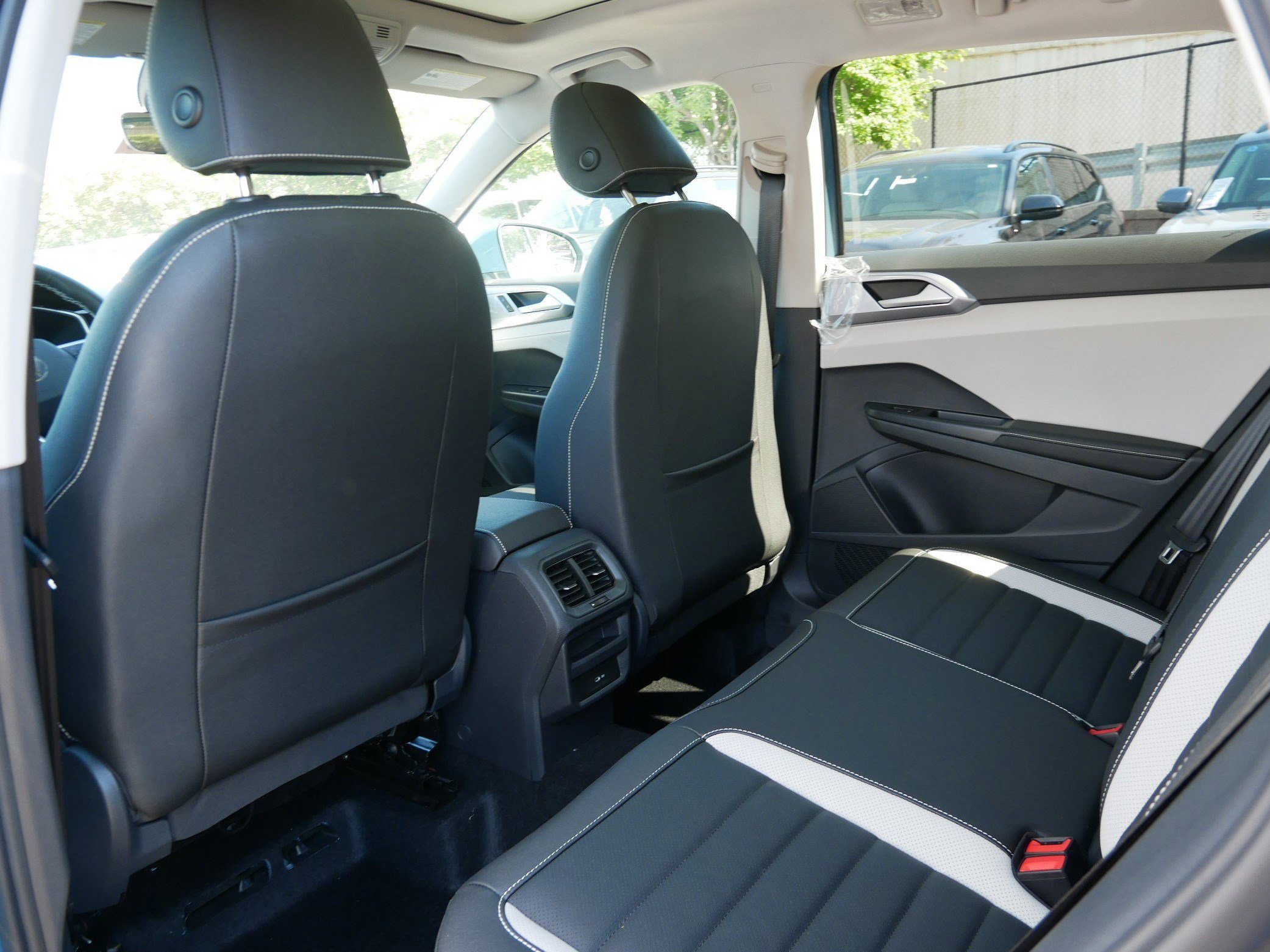 2025 Volkswagen Taos SEL photo 4