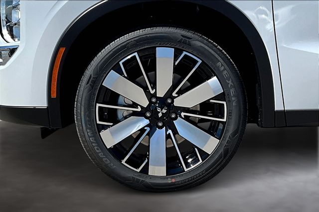 2025 Mitsubishi Outlander SE photo 12