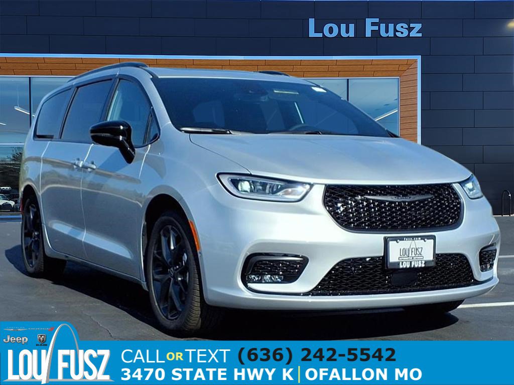 2026 Chrysler Pacifica Limited's photo