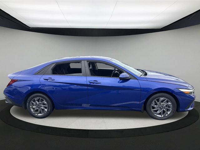 2024 Hyundai Elantra SEL photo 3