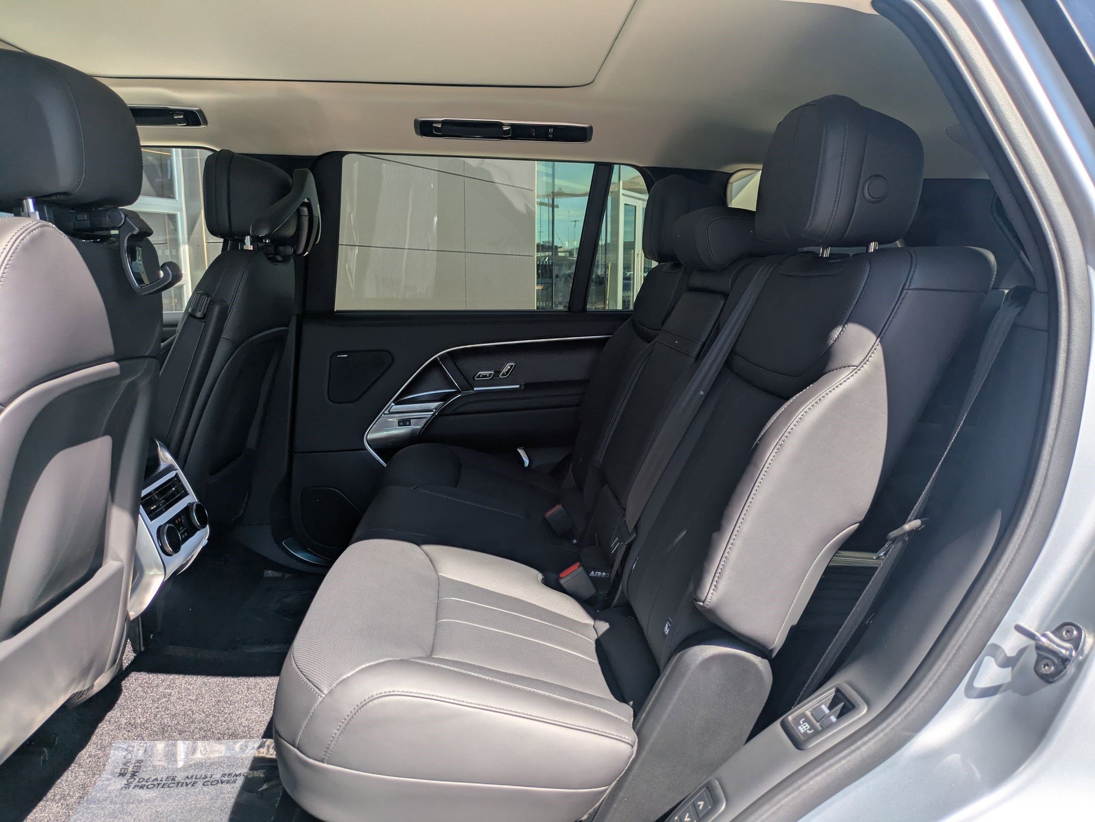 2025 Land Rover Range Rover SE photo 14