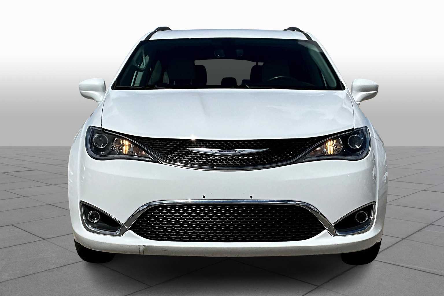 2020 Chrysler Pacifica Touring Plus photo 3