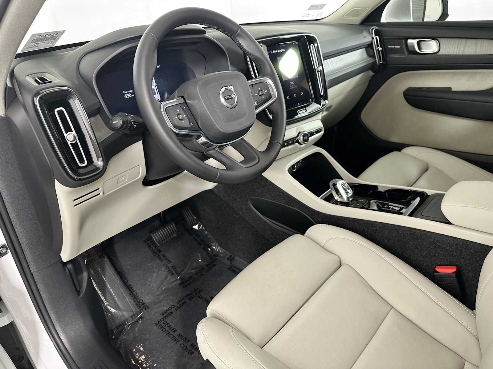 2025 Volvo XC40 AWD Plus photo 9