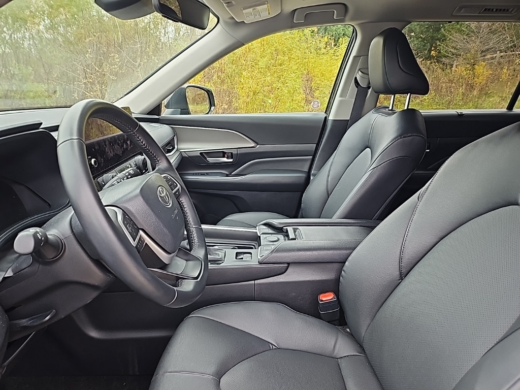 Used 2025 Toyota Grand Highlander XLE with VIN 5TDAAAB5XSS078009 for sale in Winona, Minnesota