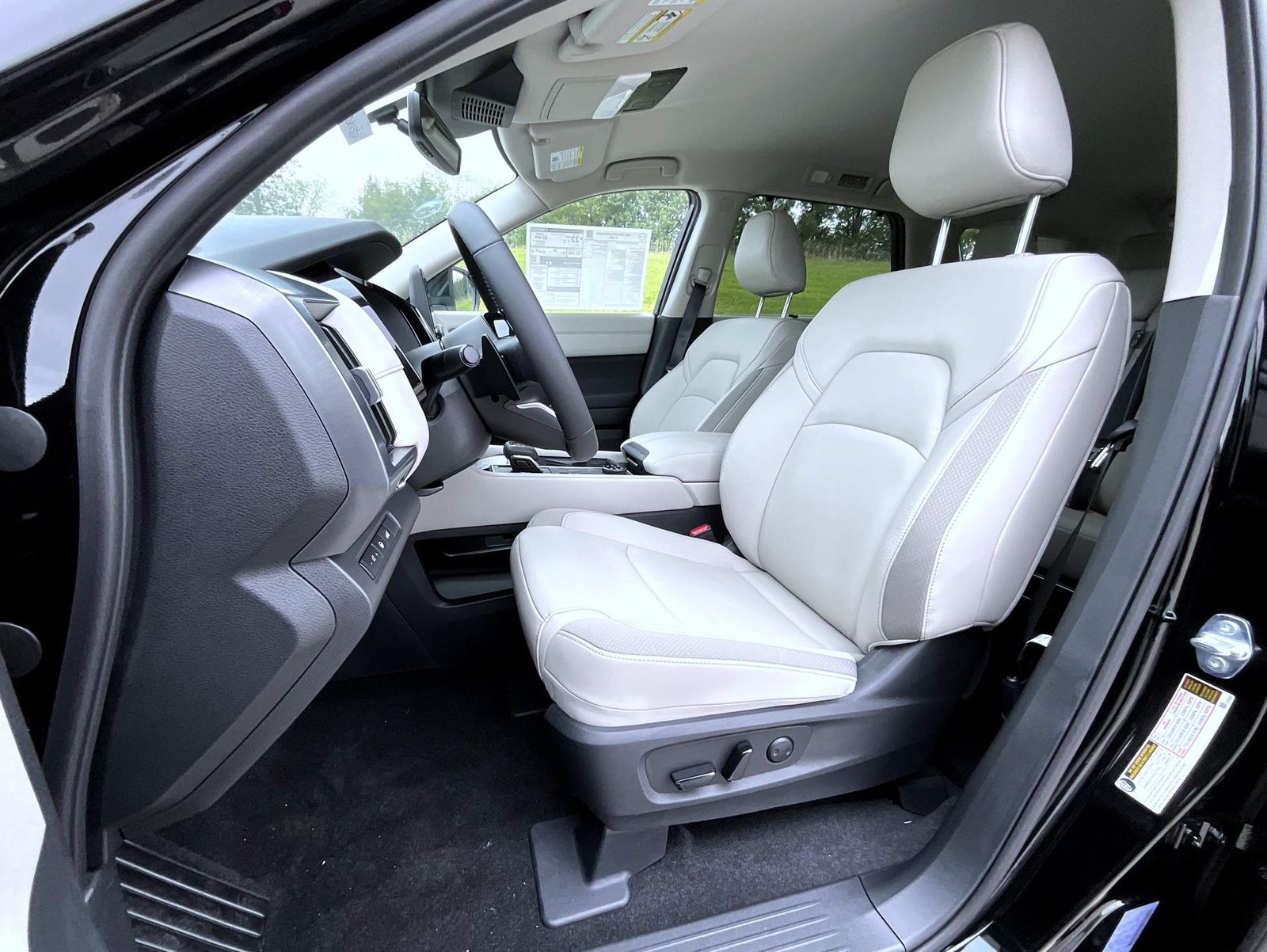 2025 Nissan Pathfinder SL photo 10