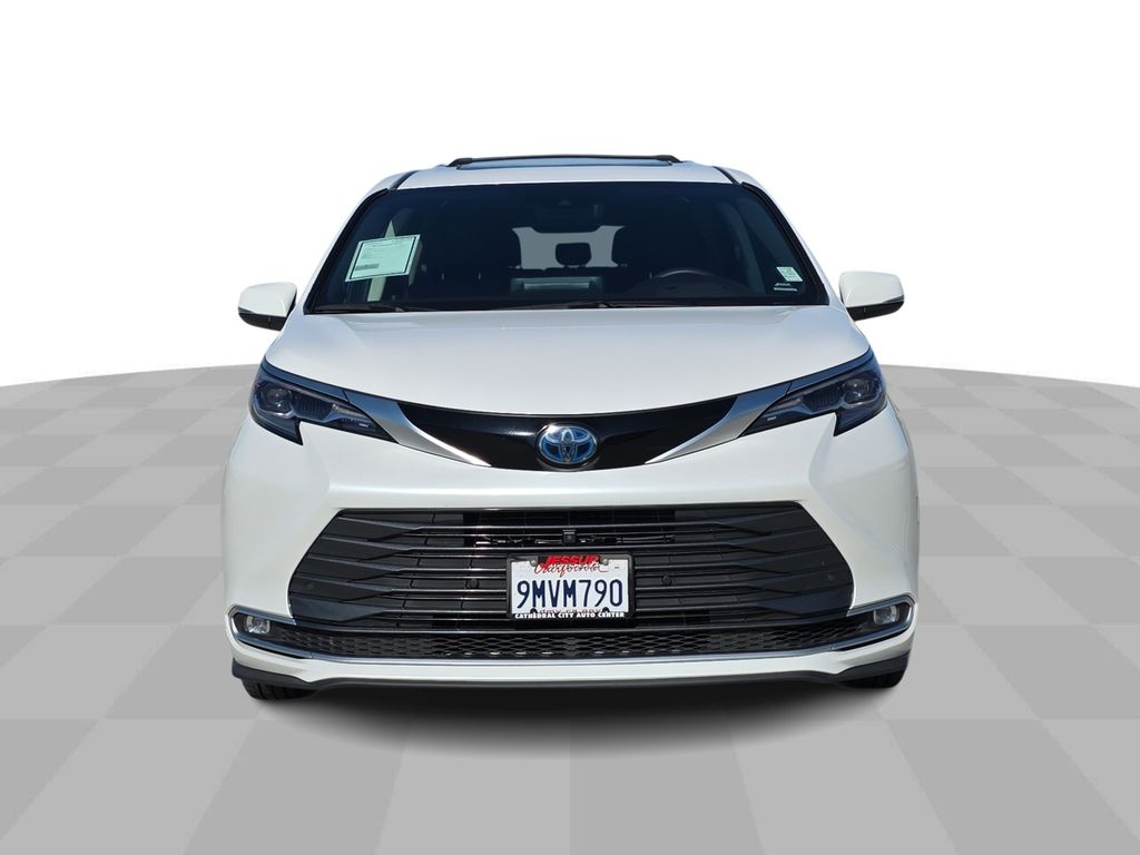 2024 Toyota Sienna Platinum photo 3