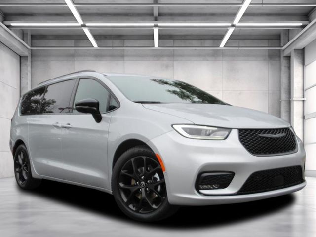 2026 Chrysler Pacifica Limited's photo