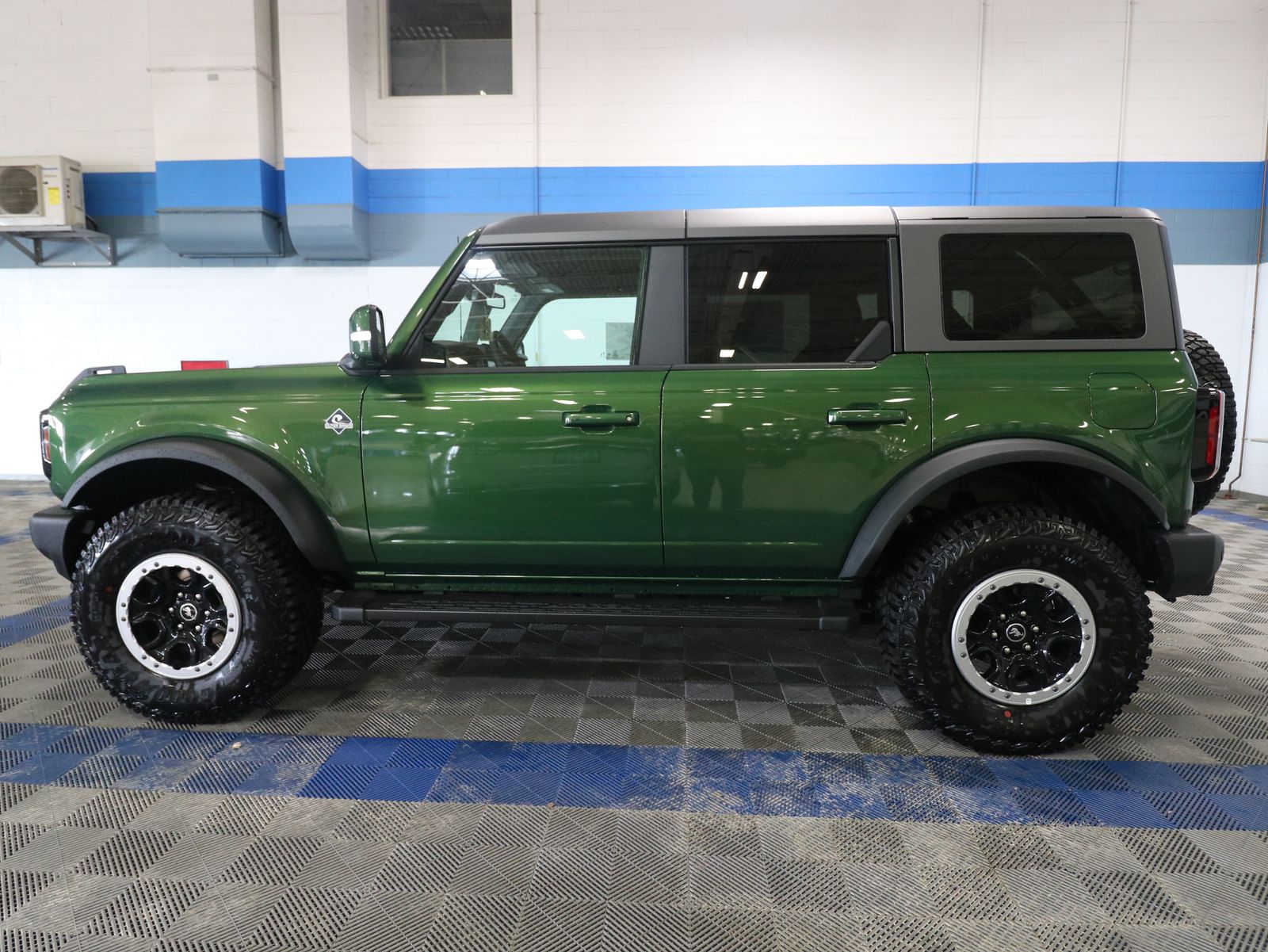 2024 Ford Bronco Outer Banks photo 3