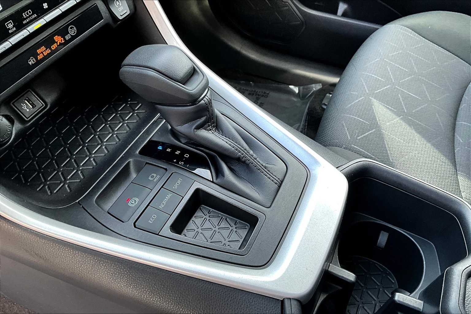 2025 Toyota RAV4 XLE photo 15