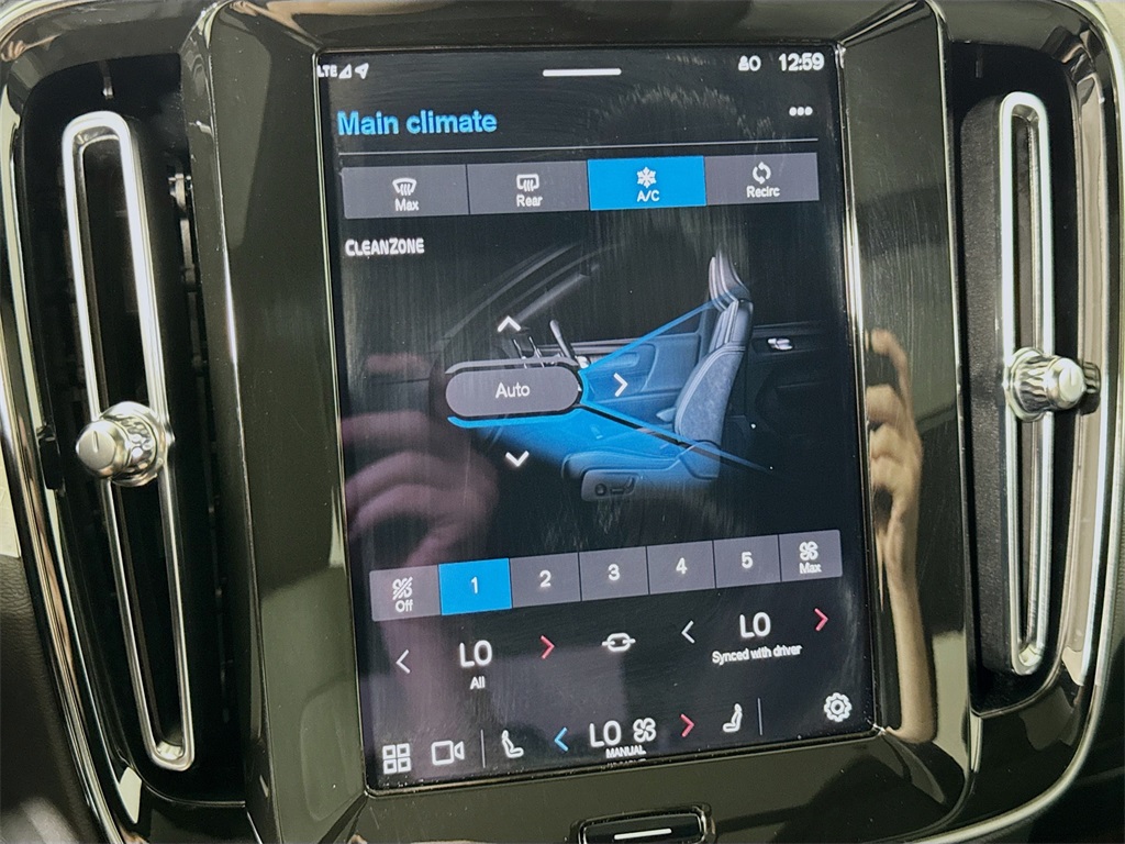 2025 Volvo XC40 Core photo 27
