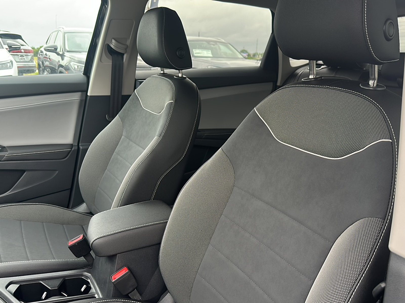 New 2024 Deep Black Pearl Effect Volkswagen SE image 11