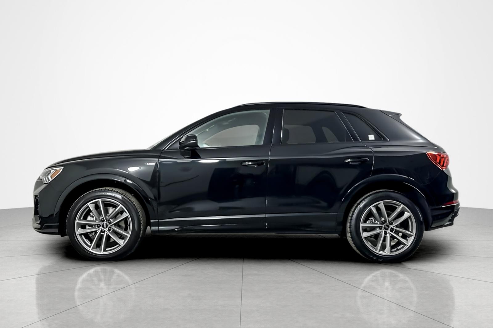 2025 Audi Q3 S line Premium 45 TFSI photo 2