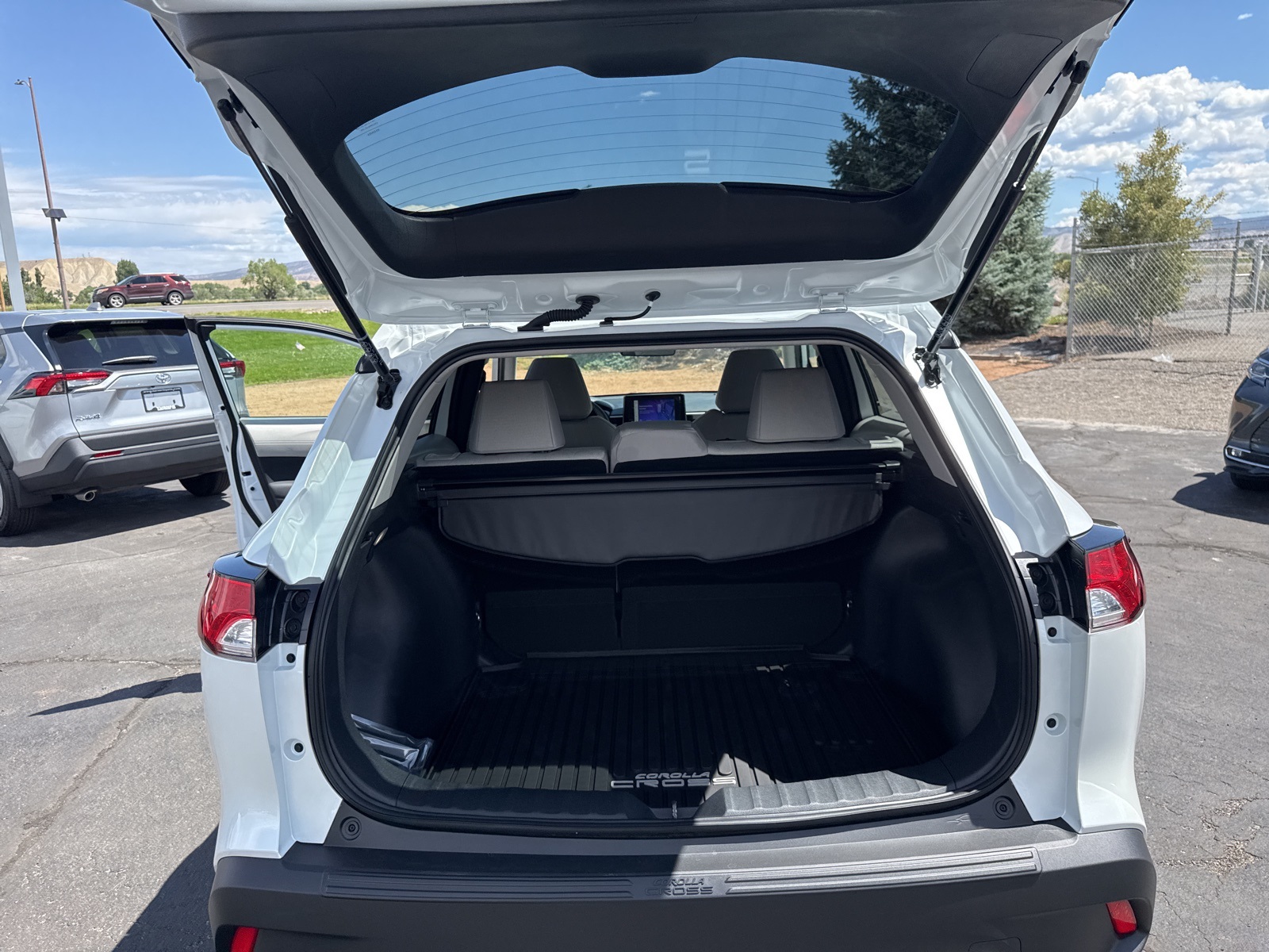 2025 Toyota Corolla Cross LE photo 29