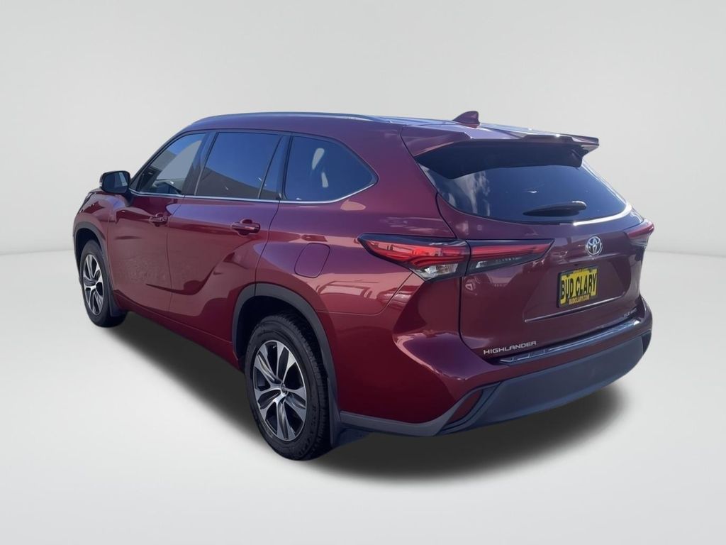 2021 Toyota Highlander XLE photo 2