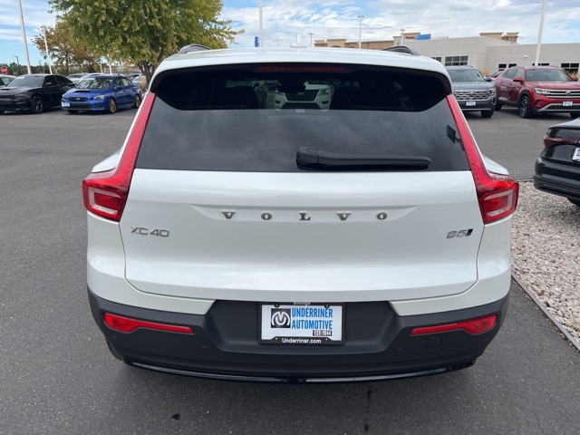 2023 Volvo XC40 Plus photo 3