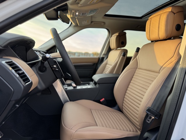 2025 Land Rover Discovery Metropolitan Edition photo 13
