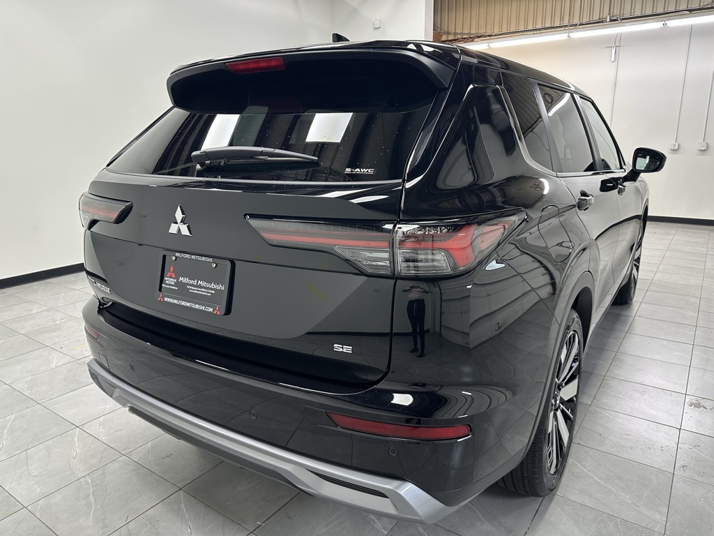 2025 Mitsubishi Outlander SE photo 4
