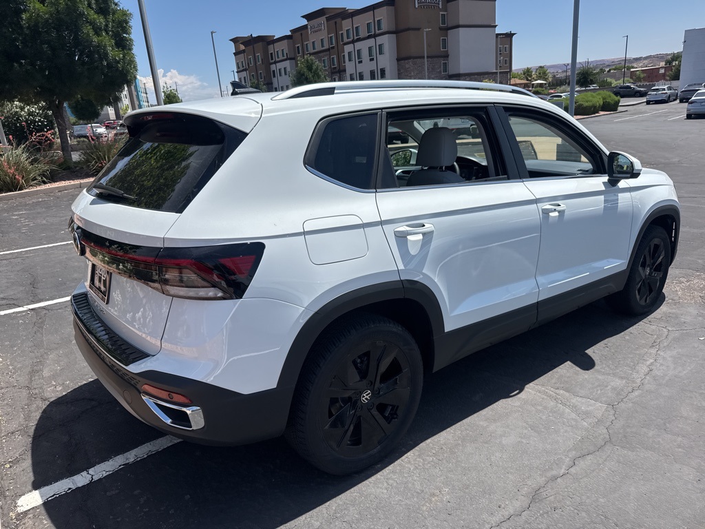 2025 Volkswagen Taos SE photo 4