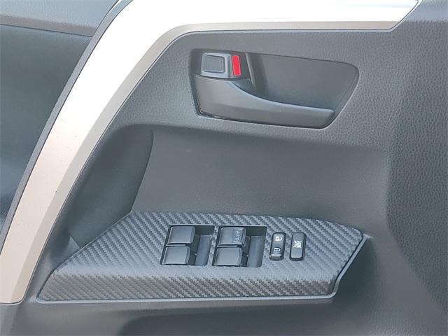 2014 Toyota RAV4 LE photo 23