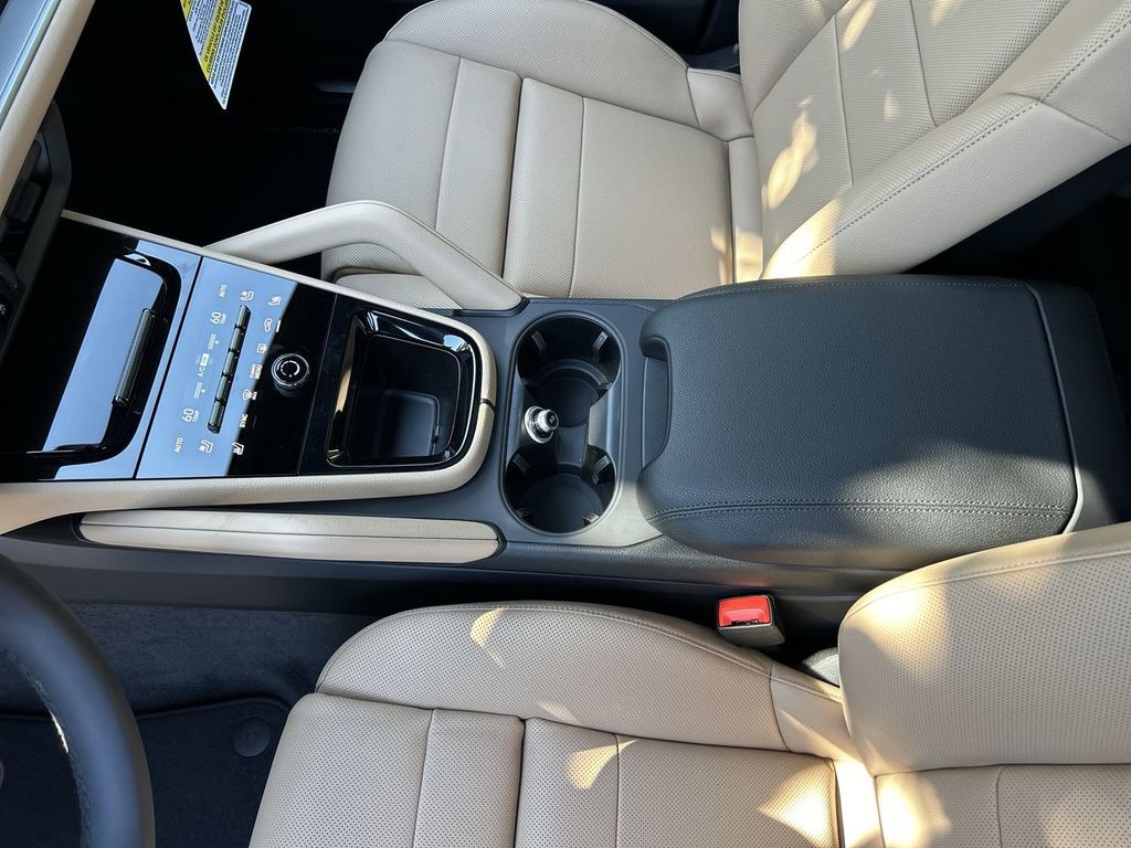 2025 Porsche Cayenne Base photo 25
