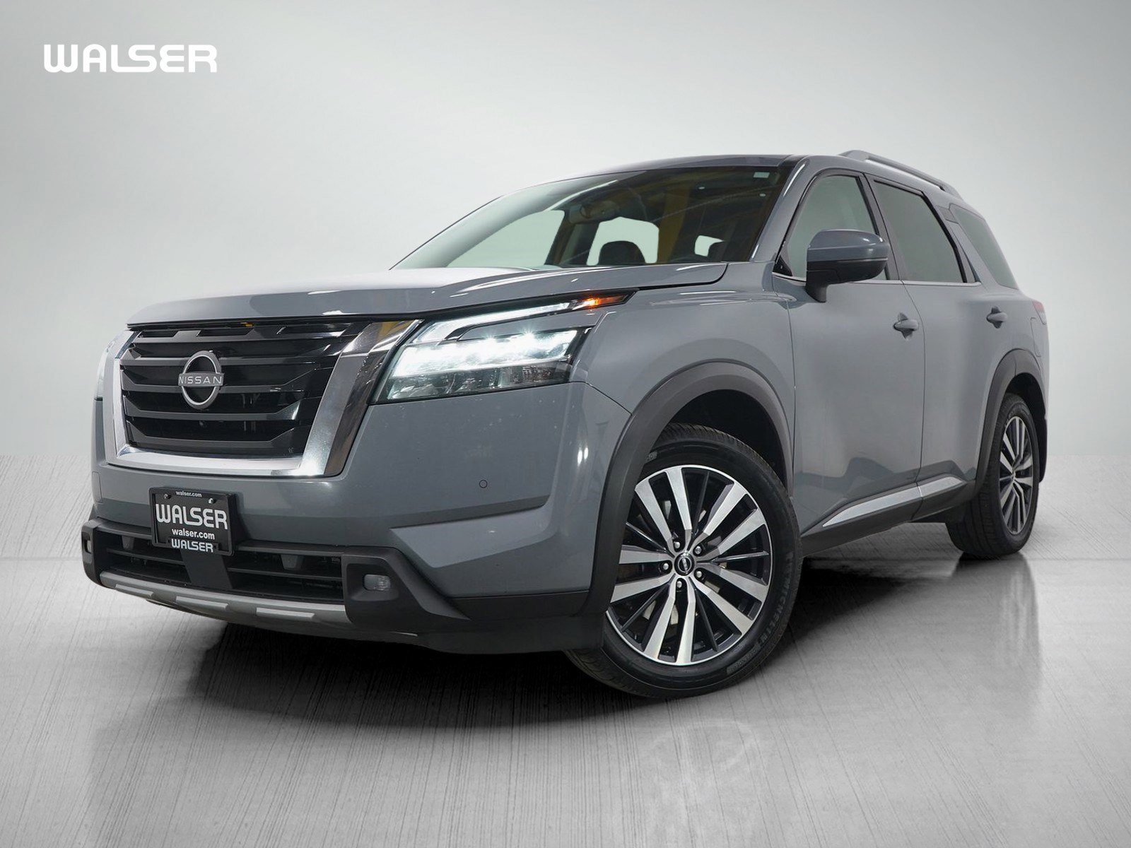 2022 Nissan Pathfinder Platinum's photo