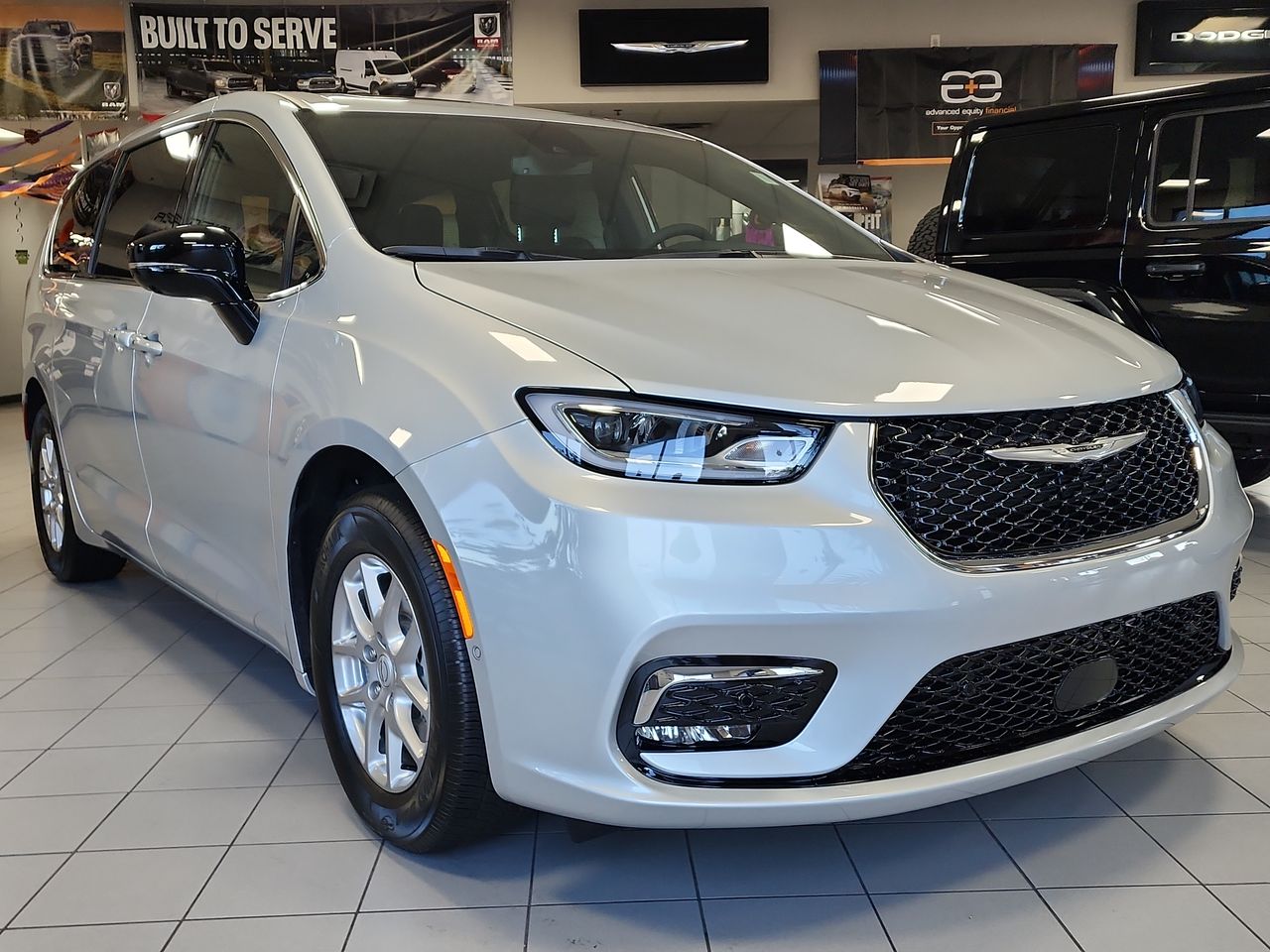 2026 Chrysler Pacifica Select's photo