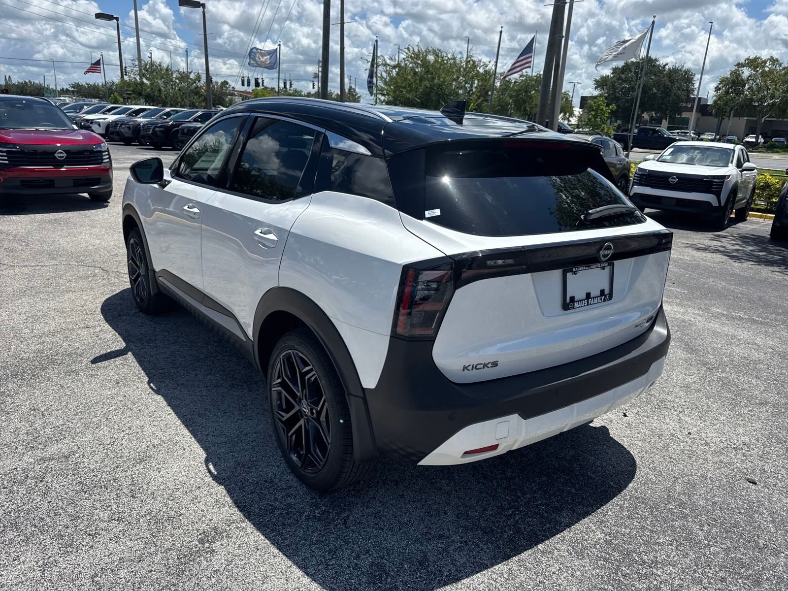 2025 Nissan Kicks SR photo 2