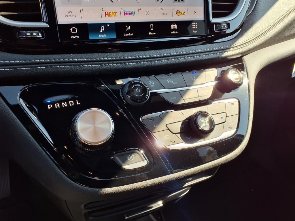 2026 Chrysler Pacifica photo 17
