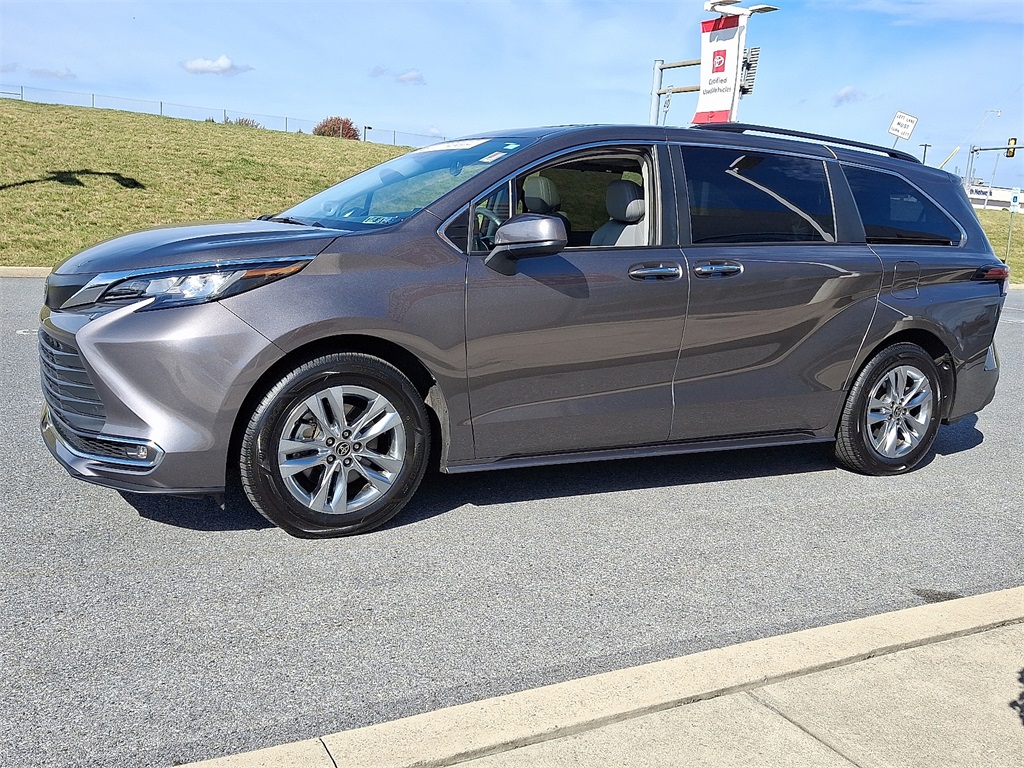 2022 Toyota Sienna XLE photo 2