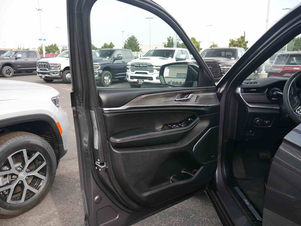2024 Jeep Grand Cherokee Overland photo 27