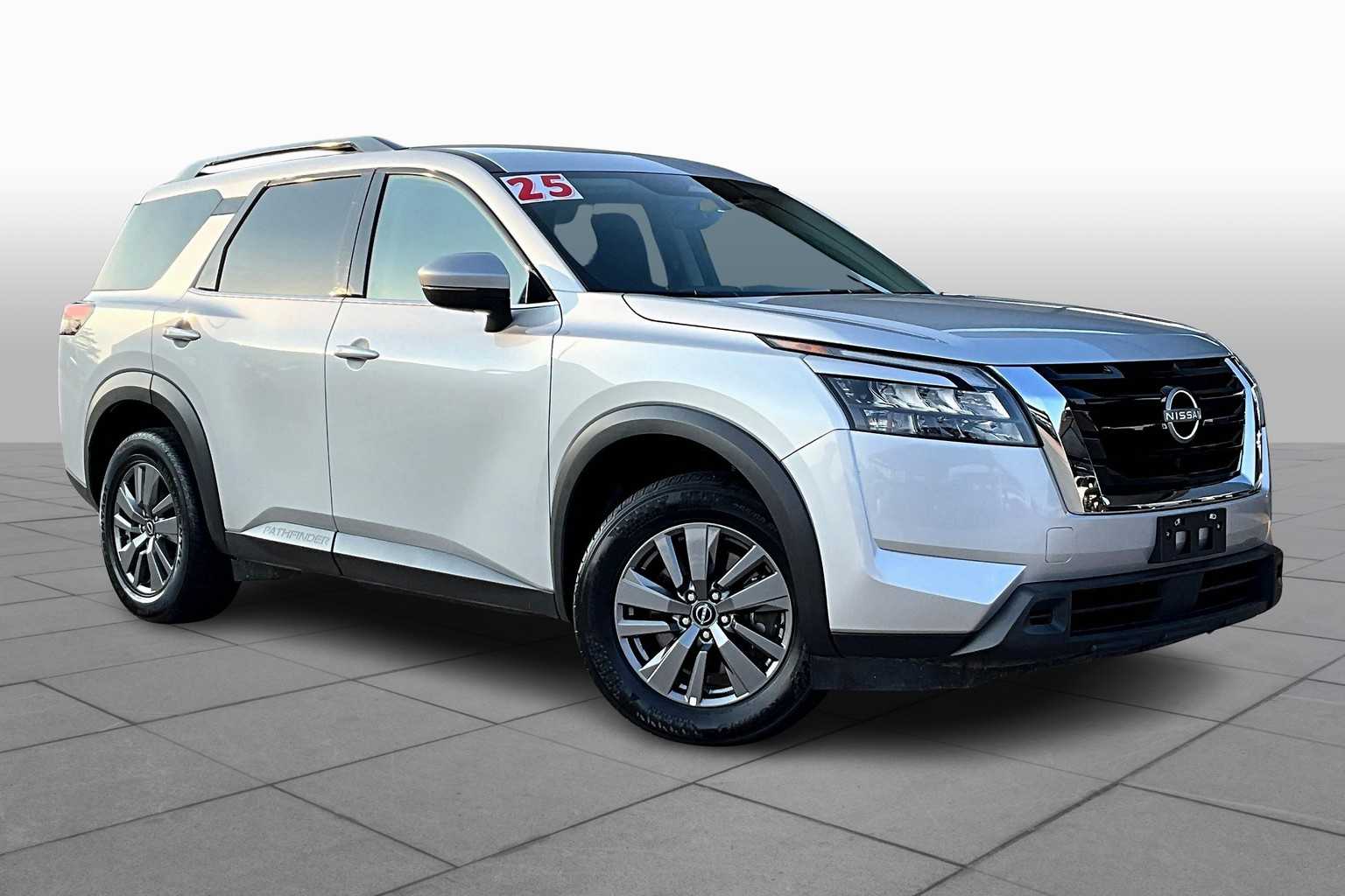 2025 Nissan Pathfinder SV photo 2