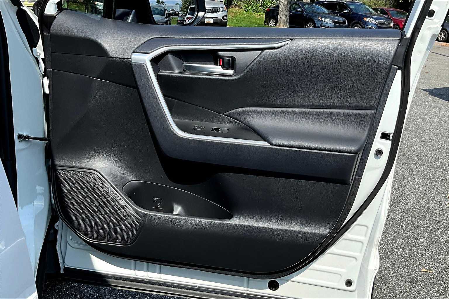2025 Toyota RAV4 XLE photo 21
