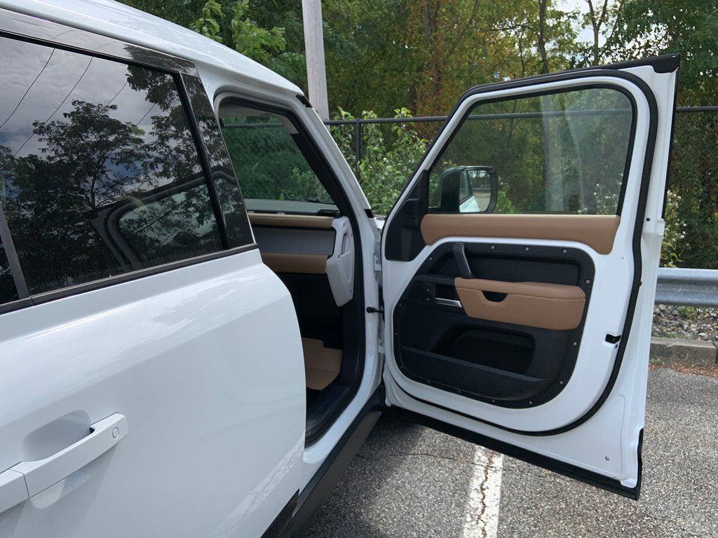 2025 Land Rover Defender 110 X-Dynamic SE photo 11