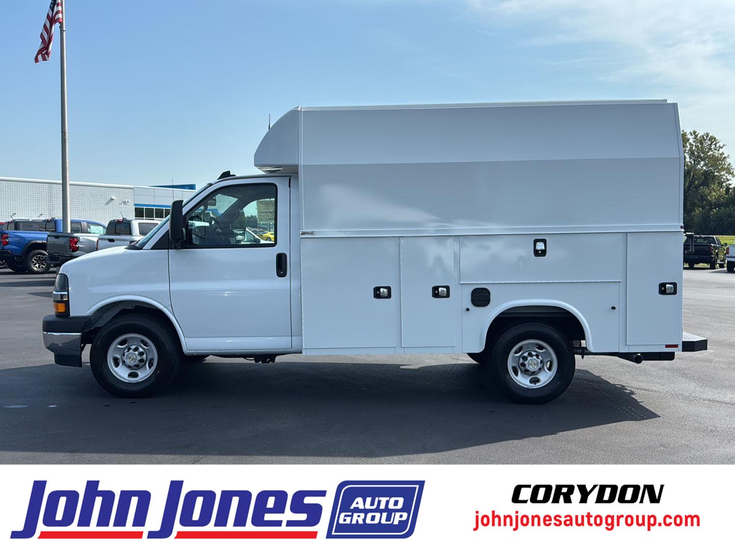 2025 Chevrolet Express Cutaway Base's photo