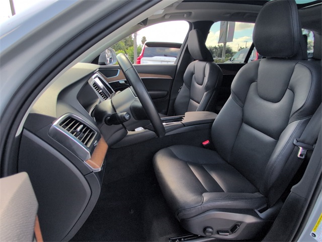 2025 Volvo XC90 T8 Core photo 2