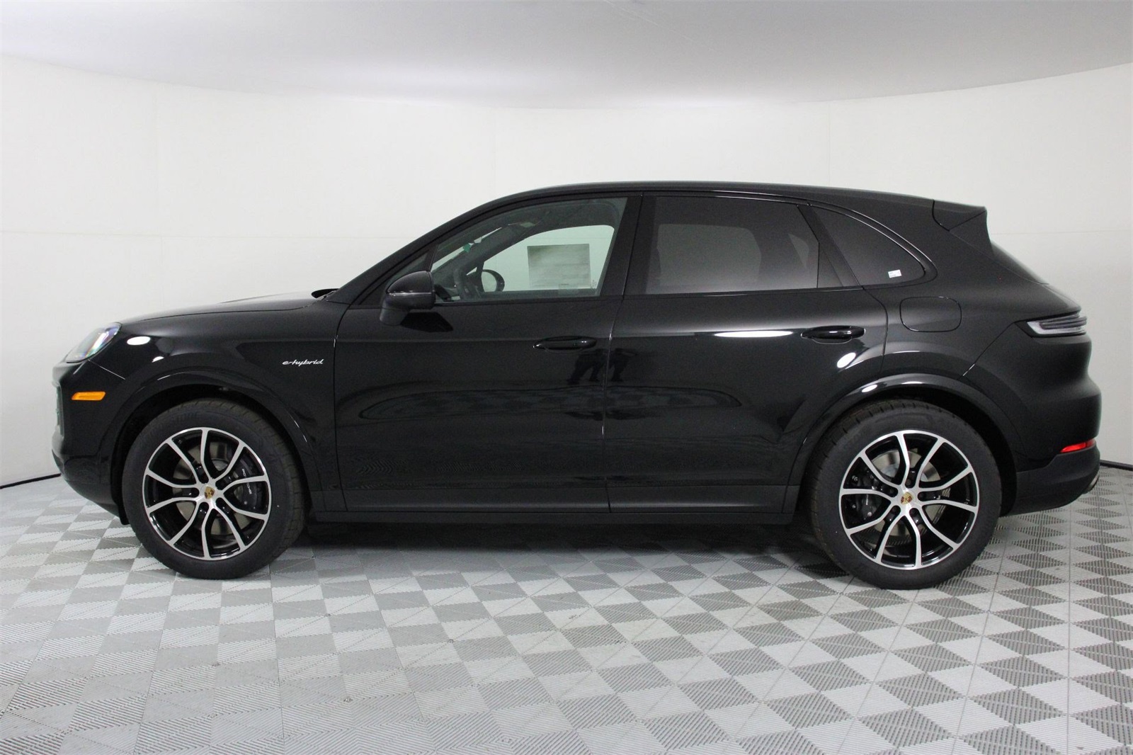 2025 Porsche Cayenne E-Hybrid photo 2
