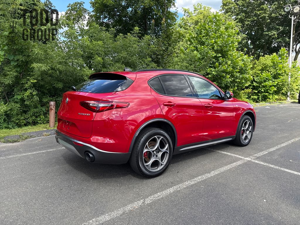 2022 Alfa Romeo Stelvio Ti photo 5