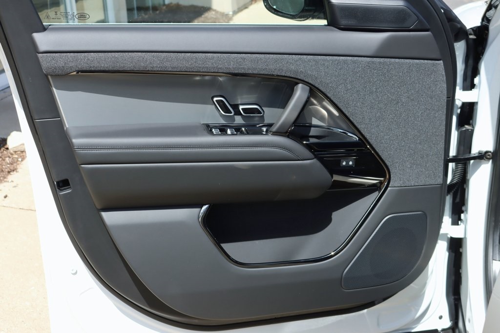 2025 Land Rover Range Rover Sport SE photo 8