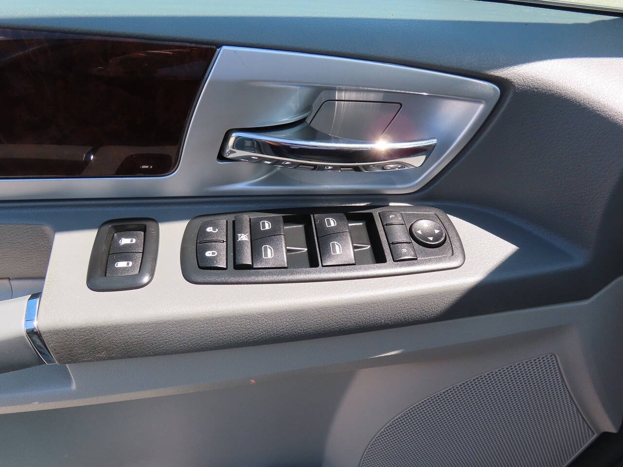 2009 Chrysler Town & Country Touring photo 13