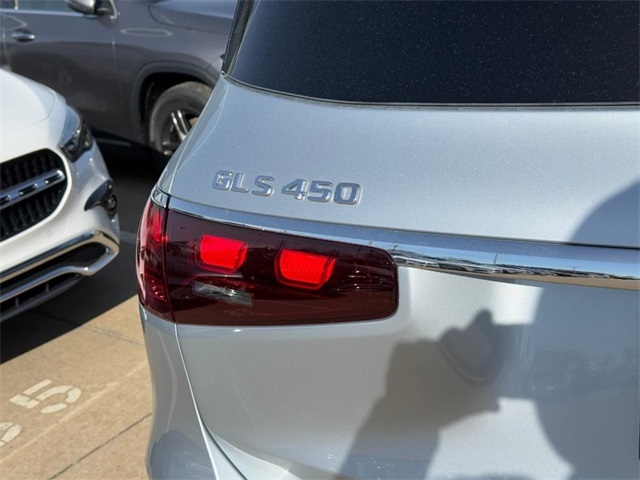 2025 Mercedes Benz GLS 450 4MATIC photo 4