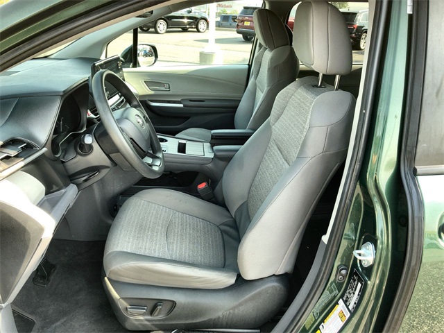 2024 Toyota Sienna LE photo 3