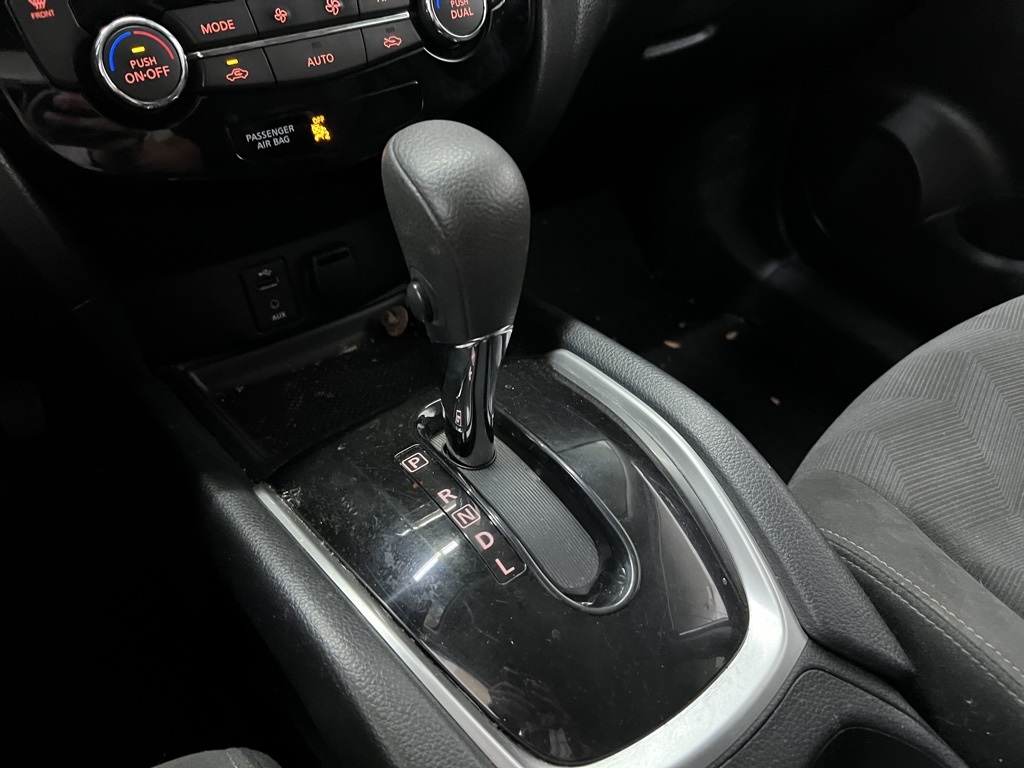 2016 Nissan Rogue SV photo 12