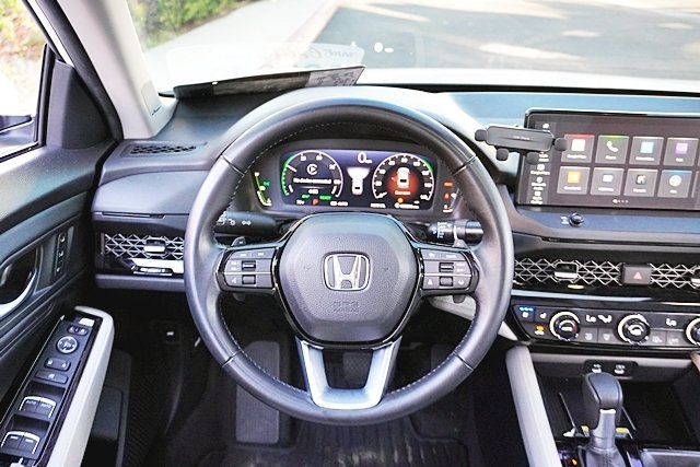 Used 2024 White Honda Touring image 19