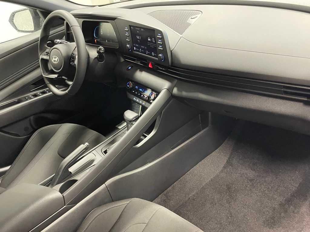 2025 Hyundai Elantra SEL Sport photo 32
