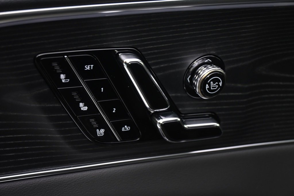2025 Cadillac Lyriq Luxury photo 13