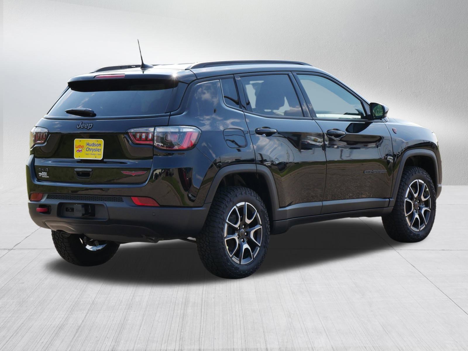 2025 Jeep Compass Trailhawk photo 2