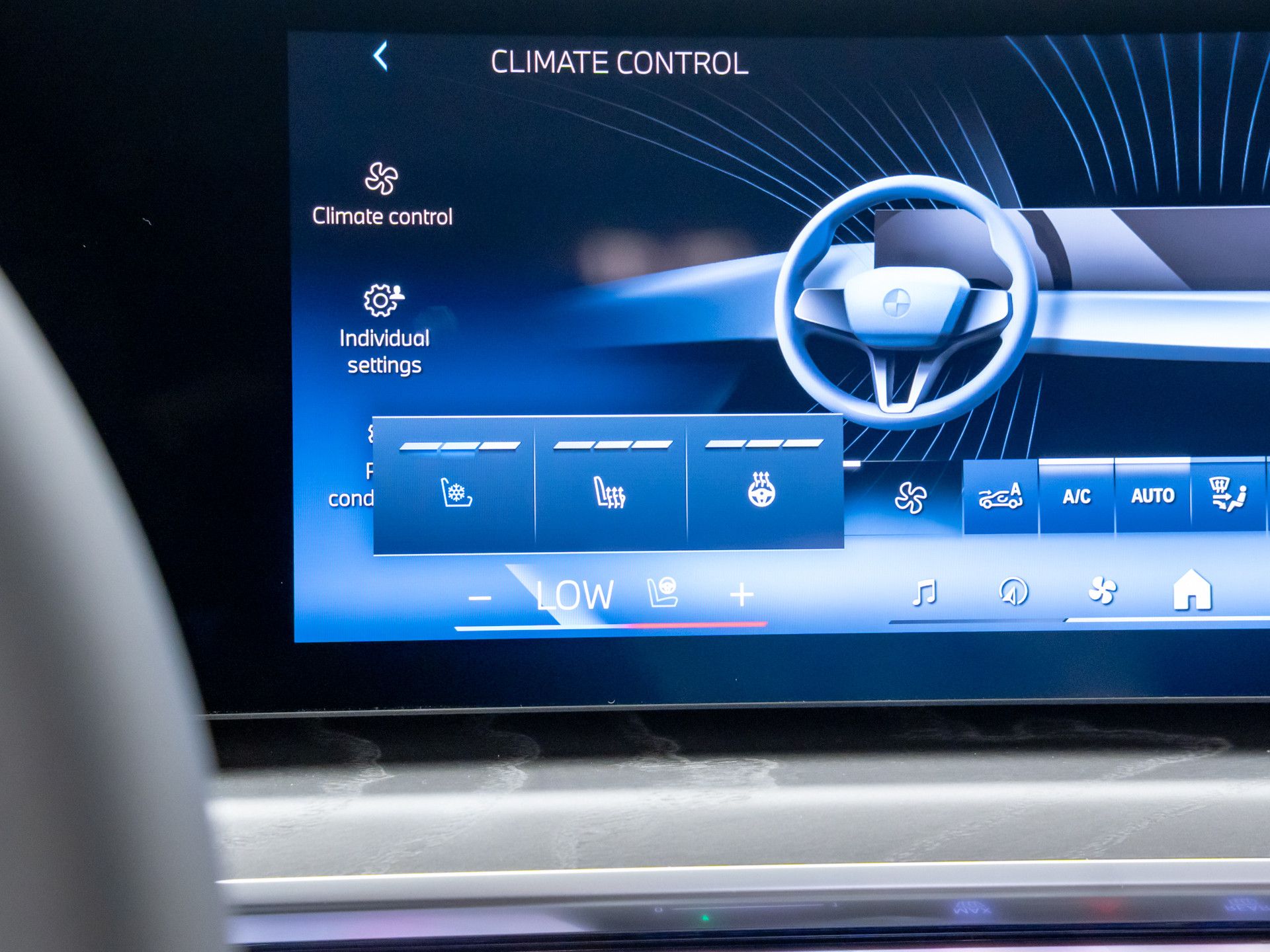 New 2025 Frozen Tanzanite Blue Metallic BMW 750e xDrive image 24