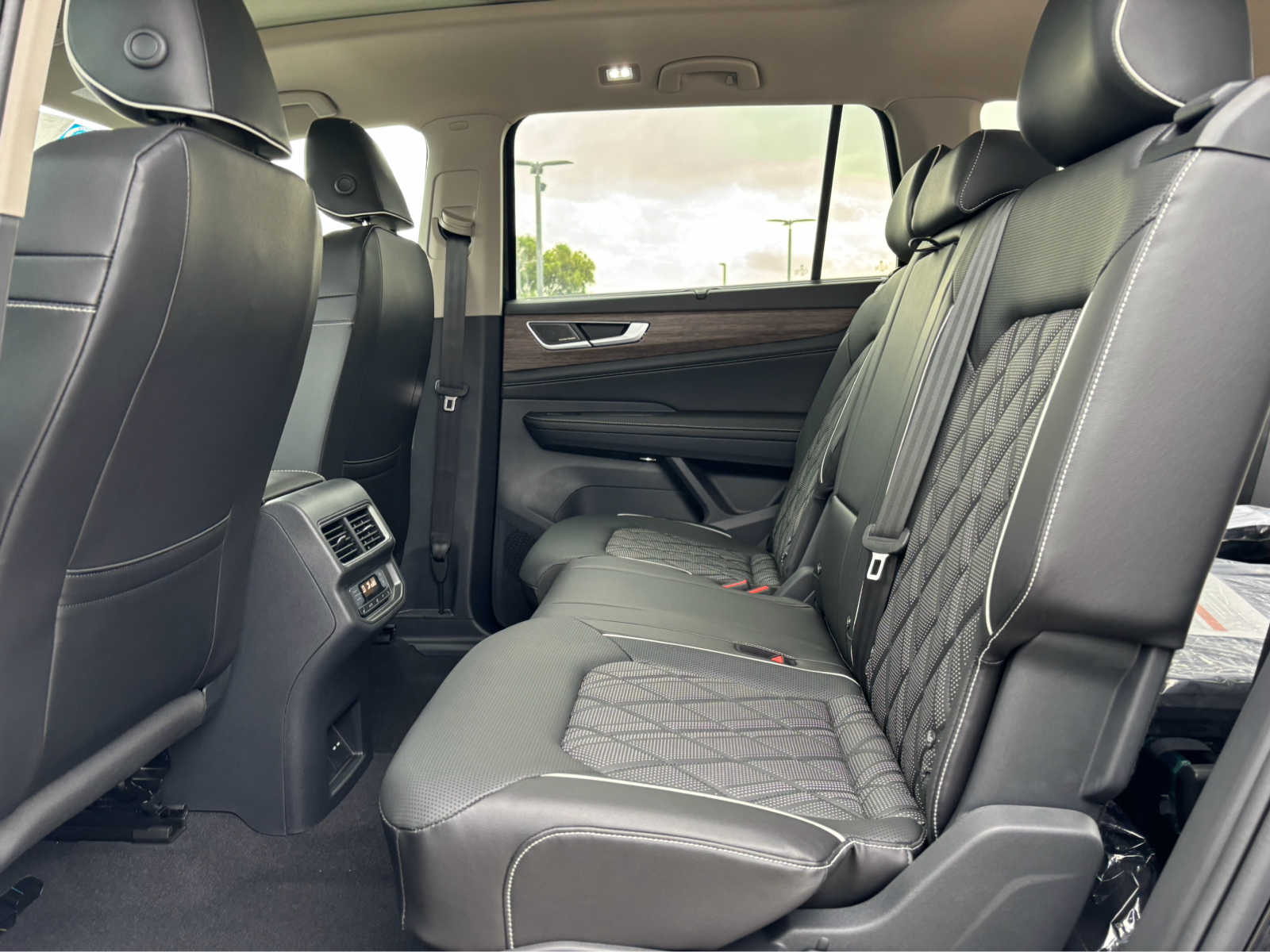 2024 Volkswagen Atlas SEL Premium R-Line photo 18